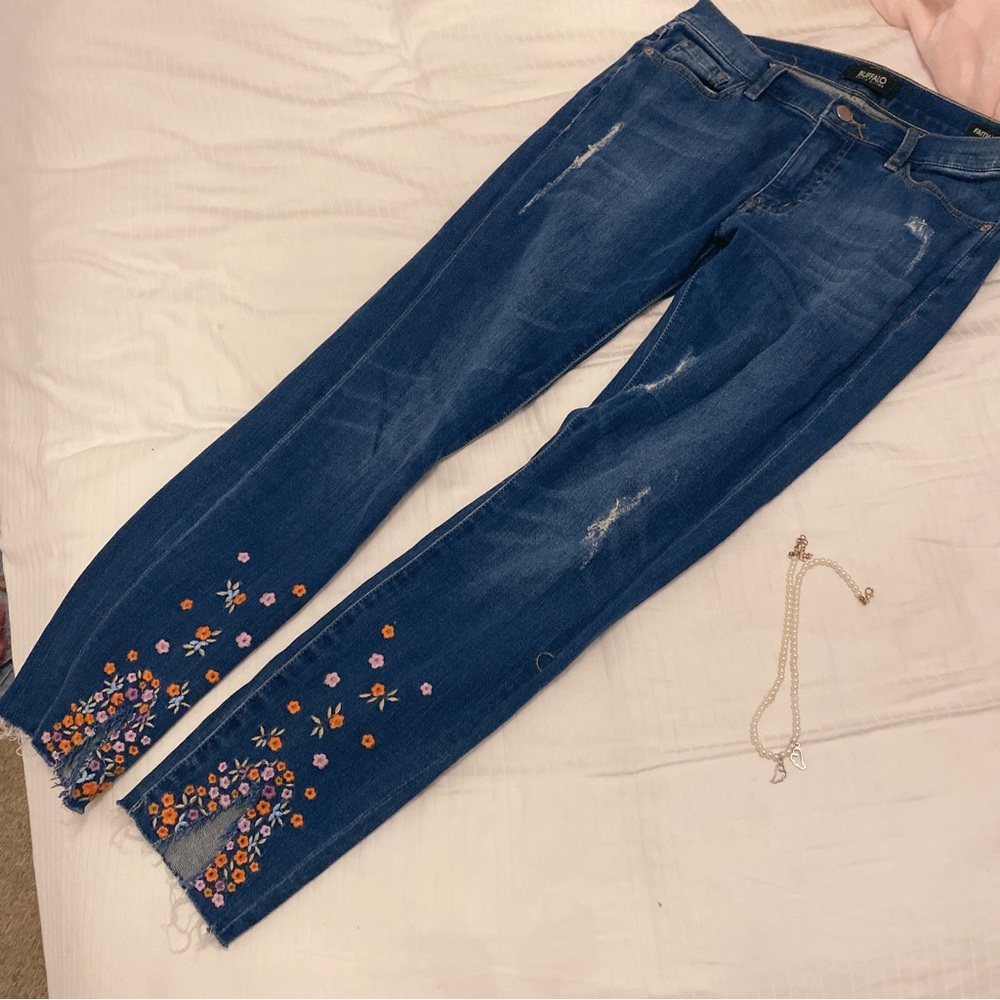BUFFALO🌸 Floral embroidered stretchy jeans with v shaped cut out-cuffs